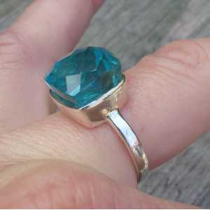 Zilveren ring gezet met blauw Topaas
