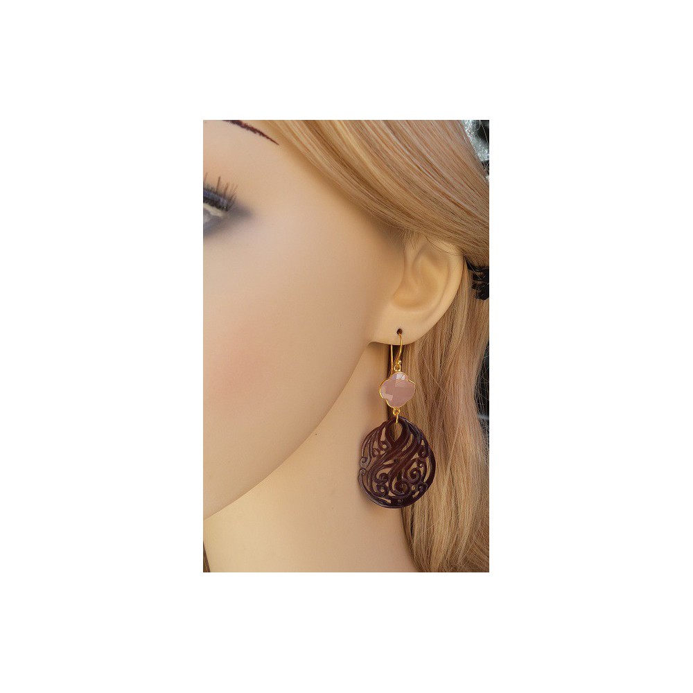 Vergulde oorbellen met roze Chalcedoon en uitgesneden schelp 