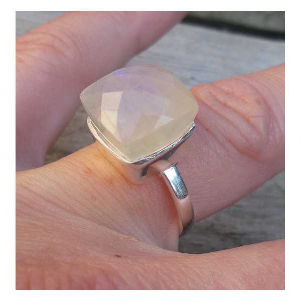 Zilveren ring gezet met vierkante facet regenboog Maansteen 