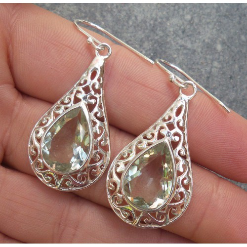 Zilveren oorbellen met groene Amethist in open bewerkte setting