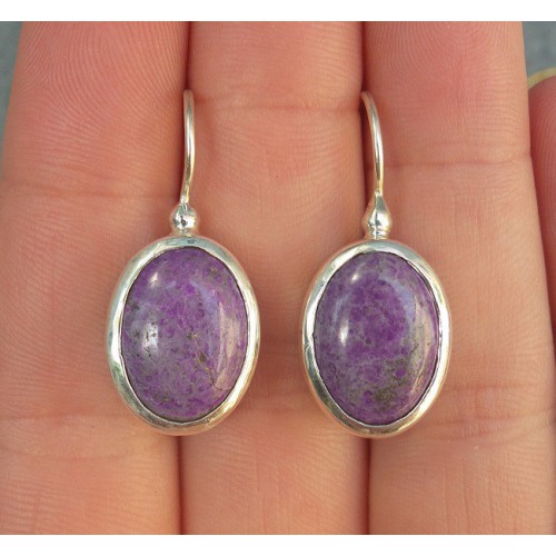 Zilveren oorbellen gezet met ovale Sugiliet