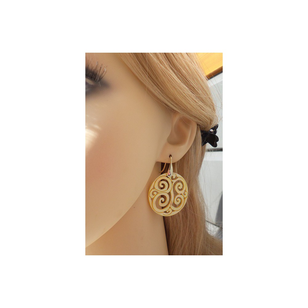 Vergulde oorbellen met uitgesneden ronde Parelmoer 