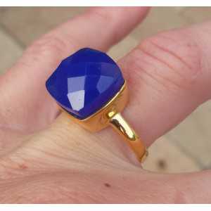 Vergulde ring gezet met vierkante kobalt blauwe Chalcedooon 
