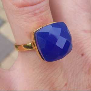 Vergulde ring gezet met vierkante kobalt blauwe Chalcedooon 