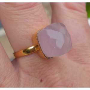 Vergulde ring gezet met vierkantet roze Chalcedooon