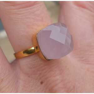 Vergulde ring gezet met vierkantet roze Chalcedooon