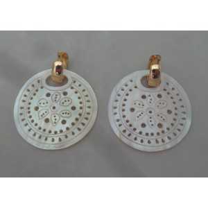 Gold-plated creoles with round-cut mother-of-Pearl