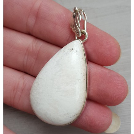 Zilveren hanger gezet met druppelvormige Scoleciet