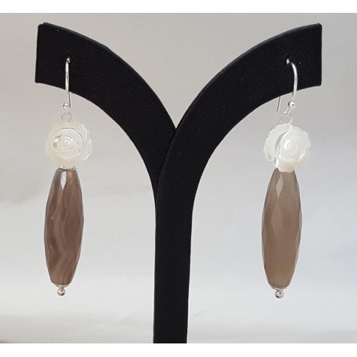 Zilveren oorbellen met grijze Agaat en bloem van Parelmoer