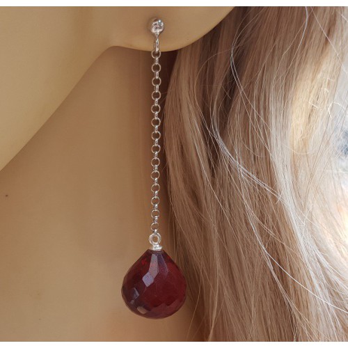 Zilveren lange oorbellen met grote Granaat onion briolet