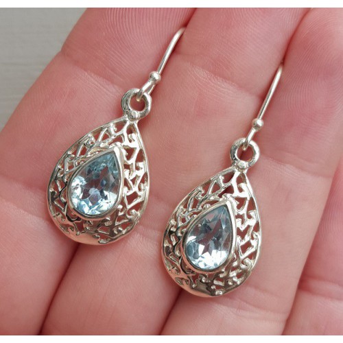 Zilveren oorbellen openbewerkte setting met Topaas