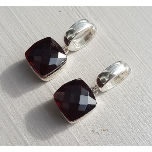 Zilveren creolen gezet met vierkante Granaat