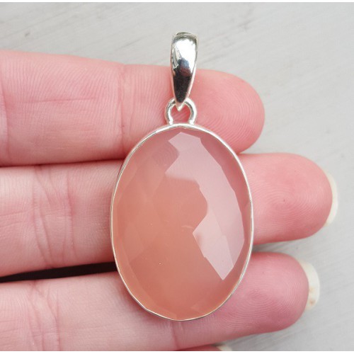 Zilveren hanger gezet met ovale facet geslepen roze Chalcedoon