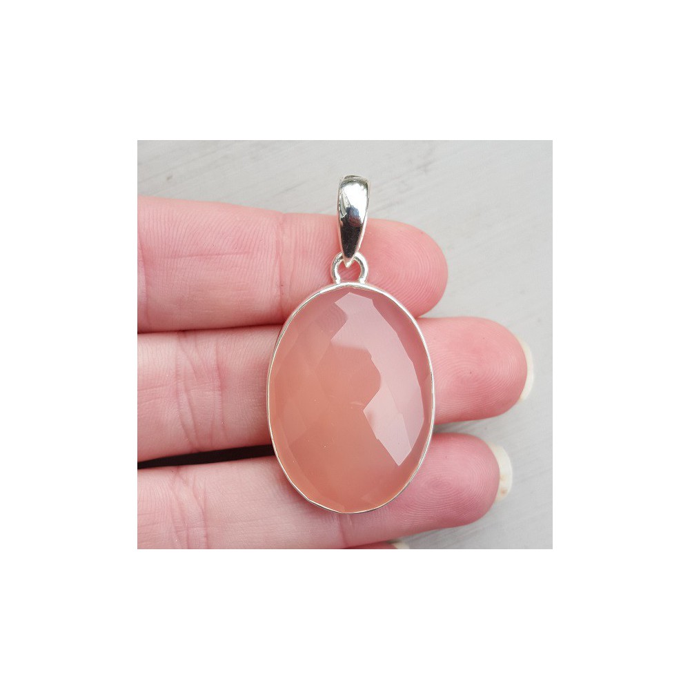 Zilveren hanger gezet met ovale facet geslepen roze Chalcedoon