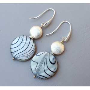 Silver earrings with round silver shell