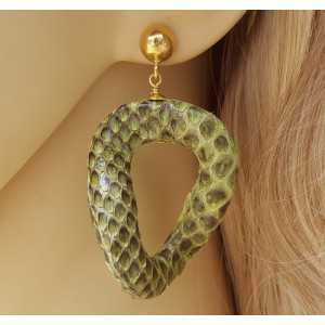 Goud vergulde oorbellen met wavy groene slangenleer hanger