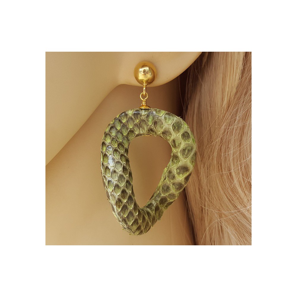 Goud vergulde oorbellen met wavy groene slangenleer hanger