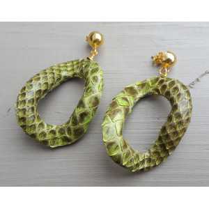 Goud vergulde oorbellen met wavy groene slangenleer hanger