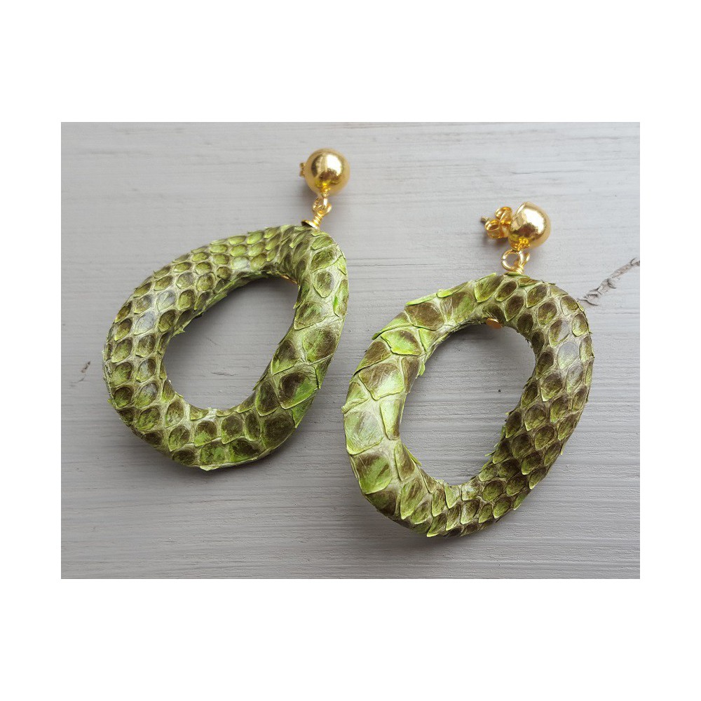 Goud vergulde oorbellen met wavy groene slangenleer hanger