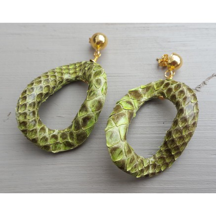 Goud vergulde oorbellen met wavy groene slangenleer hanger