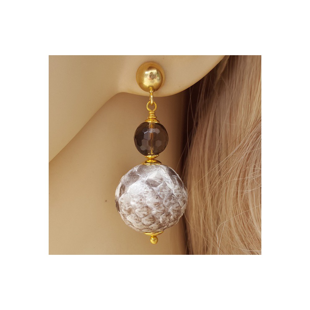 Goud vergulde oorbellen met Smokey Topaas en bol van slangenleer