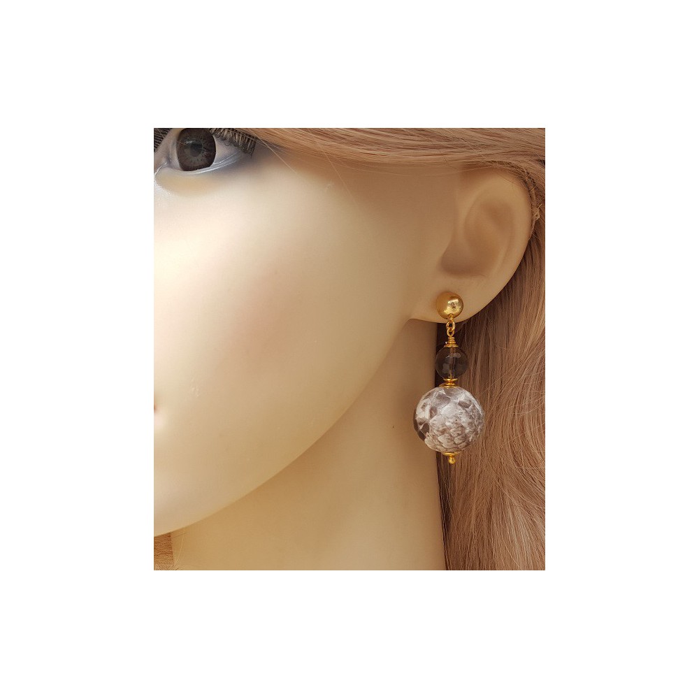 Goud vergulde oorbellen met Smokey Topaas en bol van slangenleer