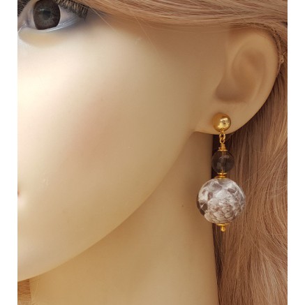 Goud vergulde oorbellen met Smokey Topaas en bol van slangenleer