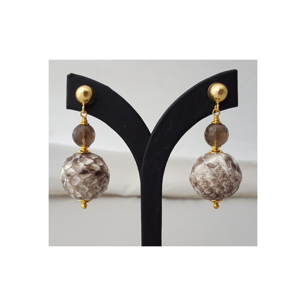 Goud vergulde oorbellen met Smokey Topaas en bol van slangenleer