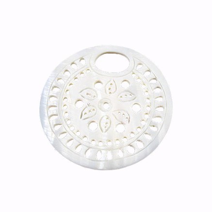 Hanger set met ronde witte uitgesneden schelp