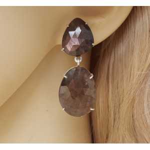 Zilveren oorbellen gezet met bruine Saffieren
