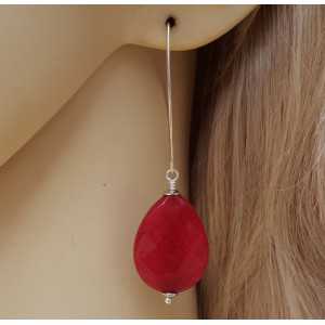 Zilveren oorbellen met Robijn rode Jade briolet