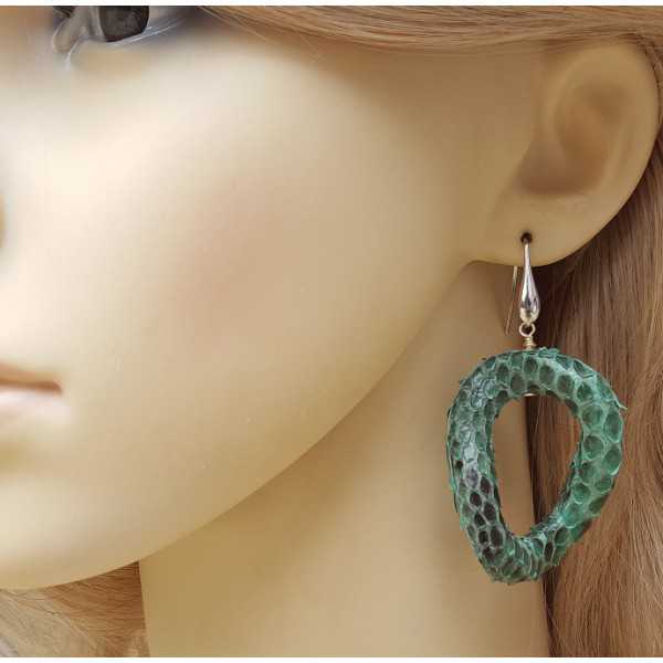 Silber Ohrringe mit wellenförmigen grünen Schlangenleder-Anhänger