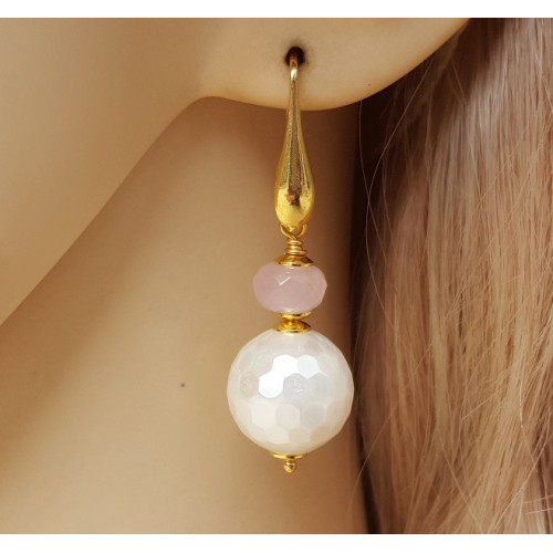 Vergulde oorbellen met bol van Parelmoer en Rozenkwarts rondel