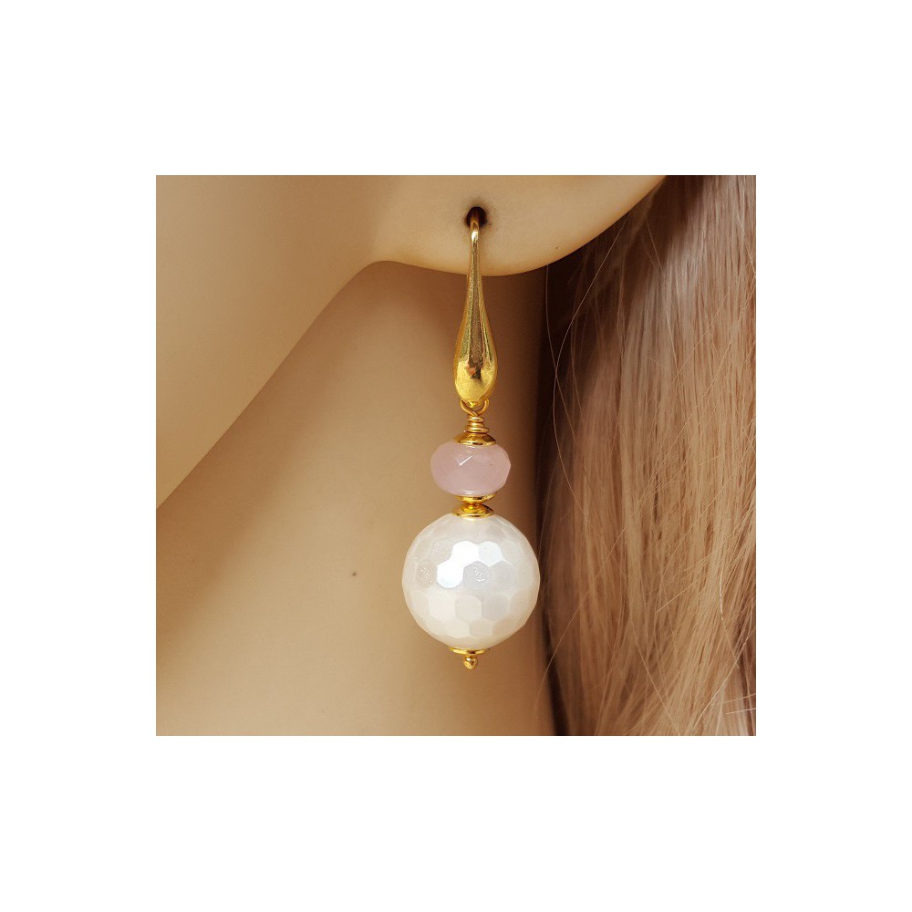 Gold plated earrings with sphere of mother-of-Pearl and rose quartz bolt