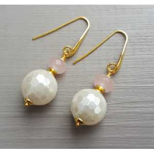 Gold plated earrings with sphere of mother-of-Pearl and rose quartz bolt