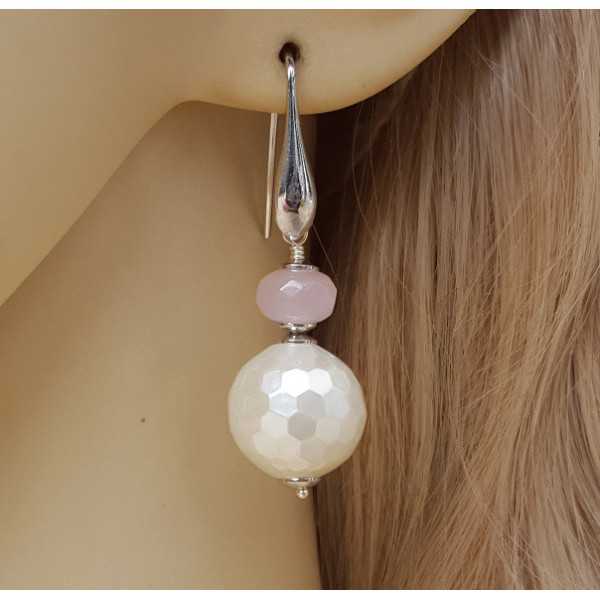 Silver earrings with sphere of mother-of-Pearl and rose quartz bolt
