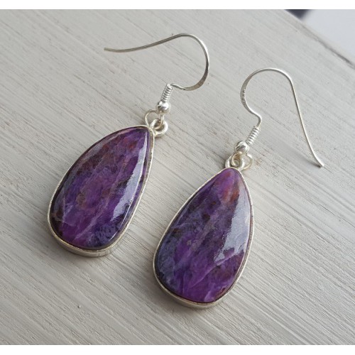 Zilveren oorbellen gezet met Sugiliet