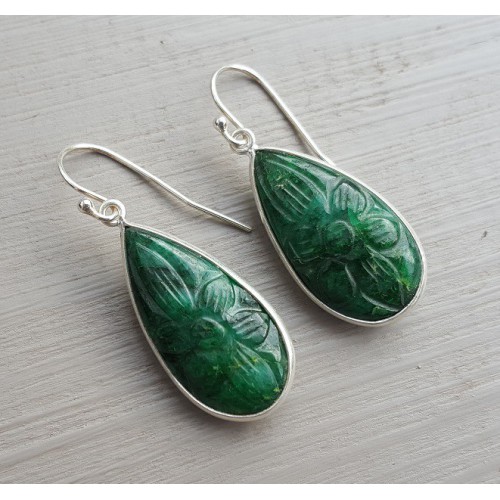 Zilveren oorbellen met uitgesneden Emerald
