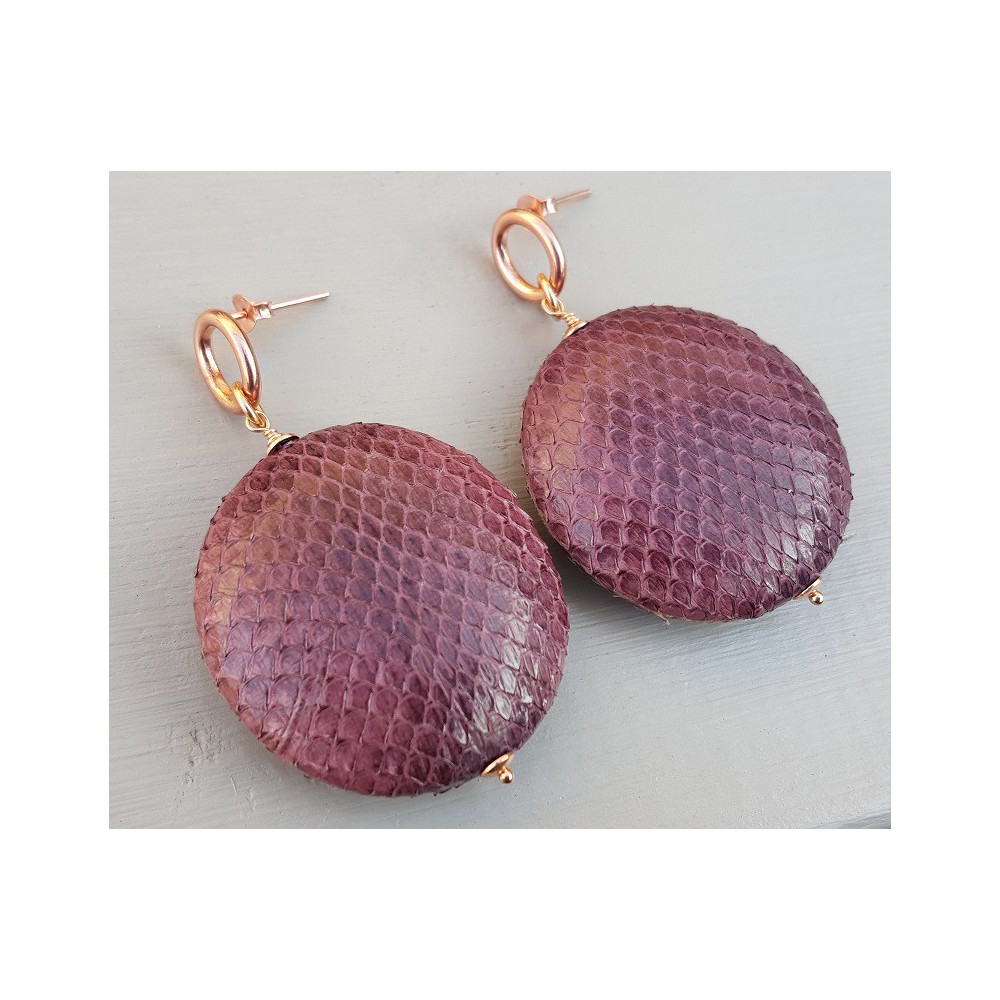 Oorbellen met ronde hanger van aubergine paarse Slangenhuid