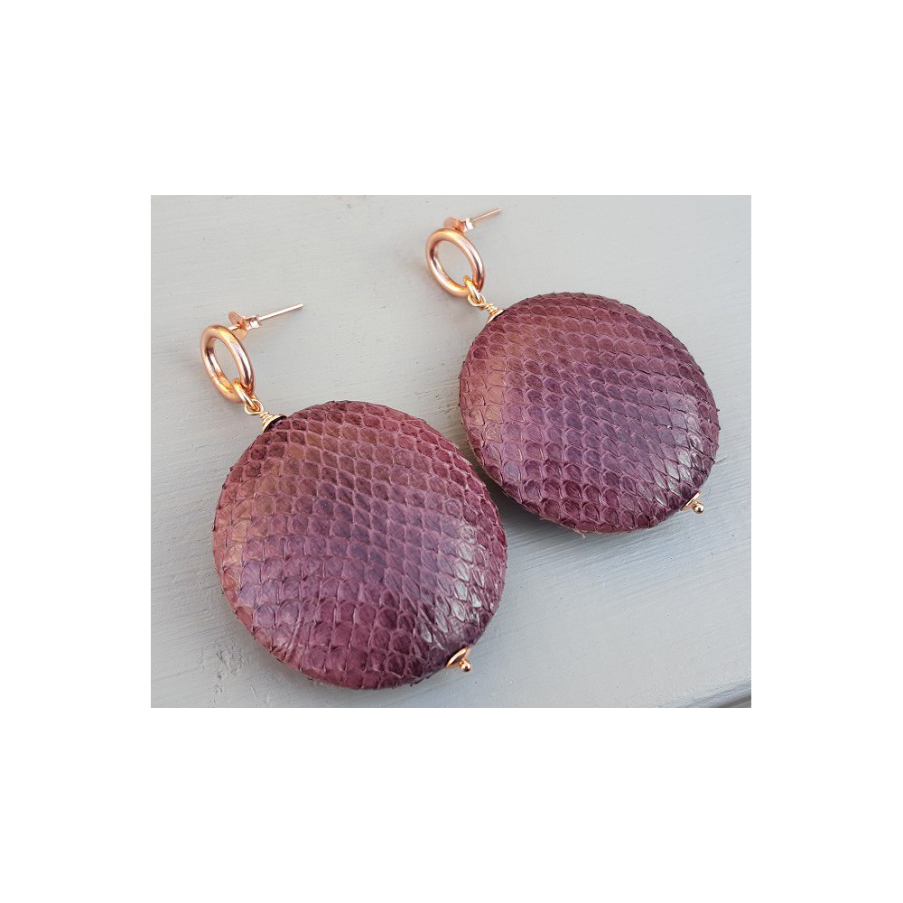 Oorbellen met ronde hanger van aubergine paarse Slangenhuid