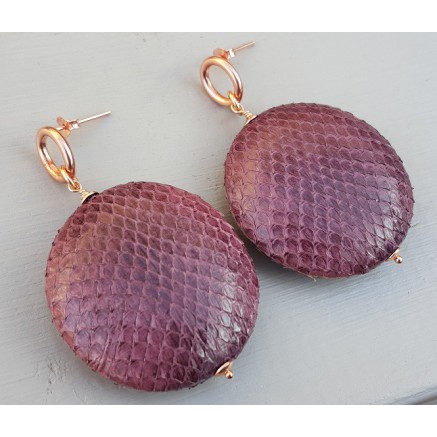 Oorbellen met ronde hanger van aubergine paarse Slangenhuid