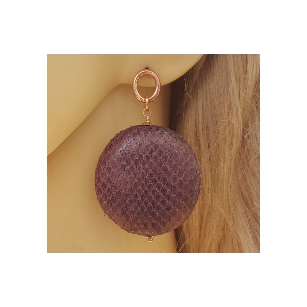 Oorbellen met ronde hanger van aubergine paarse Slangenhuid