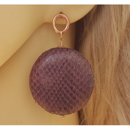 Oorbellen met ronde hanger van aubergine paarse Slangenhuid