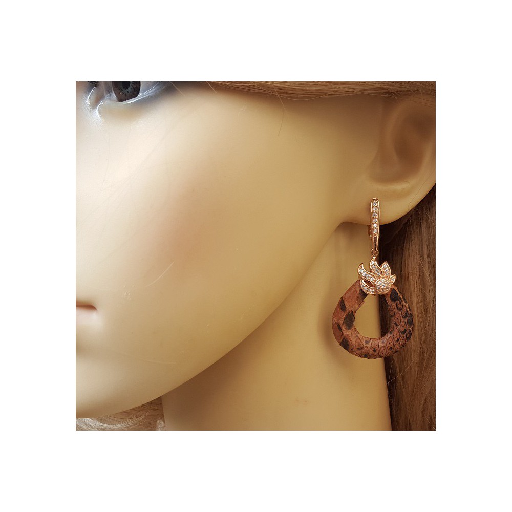 Rosé vergulde oorbellen van Slangenhuid en gezet met Zirkonia
