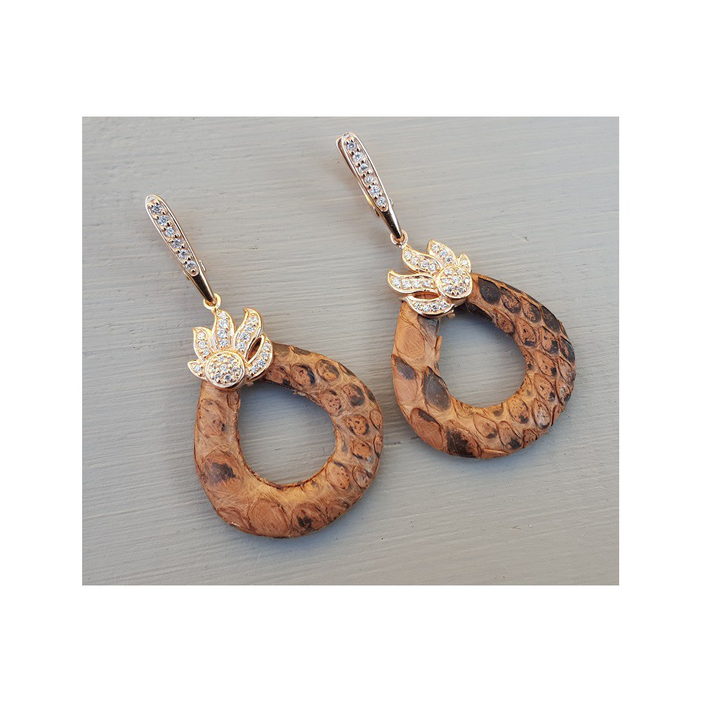 Rosé vergulde oorbellen van Slangenhuid en gezet met Zirkonia
