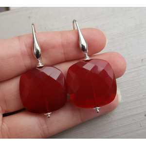 Zilveren oorbellen met grote vierkante rode quartz