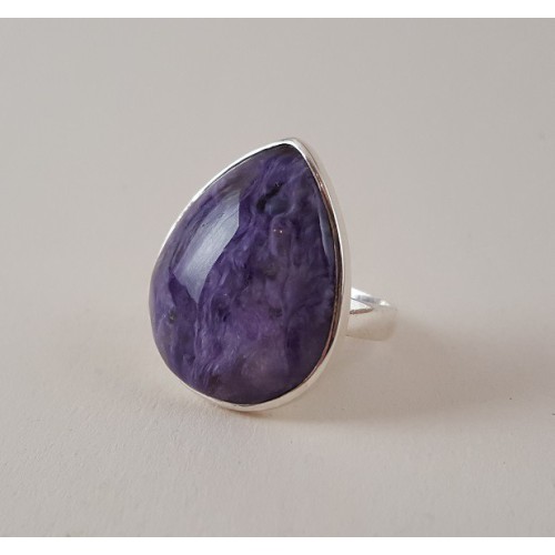 Zilveren ring gezet met brede druppelvorm Charoiet 18 mm