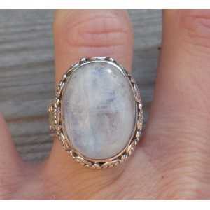 Zilveren ring met regenboog Maansteen in bewerkte setting 17.3 mm