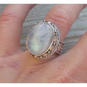 Zilveren ring met regenboog Maansteen in bewerkte setting 17.3 mm
