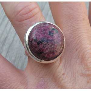 Zilveren ring gezet met ronde Eudialiet maat 17 mm
